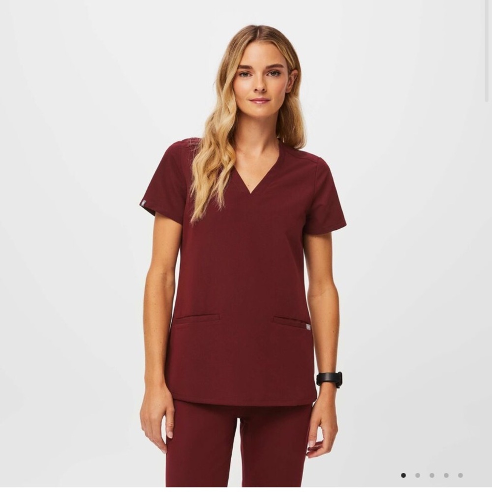 BURGUNDY FIGS SCRUB TOP